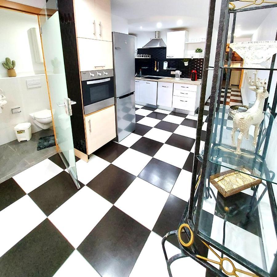 Elegant 3 Bedrooms, Wifi Free Адехе Екстериор снимка